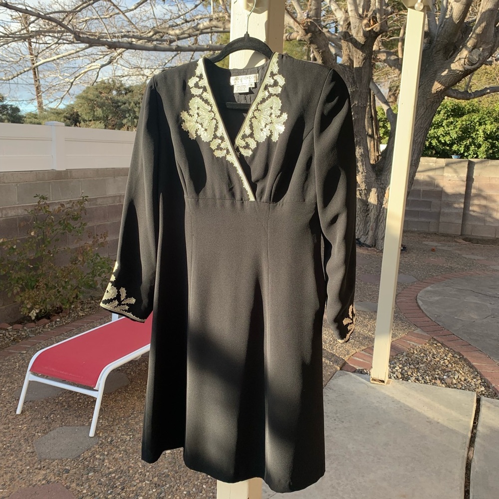Vintage Maggy London Petites black dress white embroidery size 8